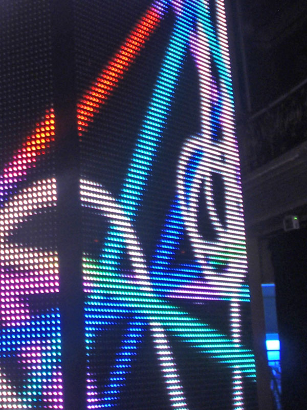 Und der LED-Turm in Nahansicht. Geil.