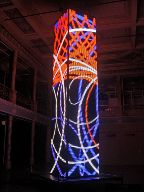 Der LED-Turm in voller Pracht, alles erstrahlt